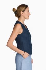 Moteriška mėlyna klasikinė lininė liemenė iš šono