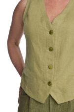 Moteriška žalios spalvos lininė liemenė, trumpa, susagstomu priekiu, dekoruota peltakiu