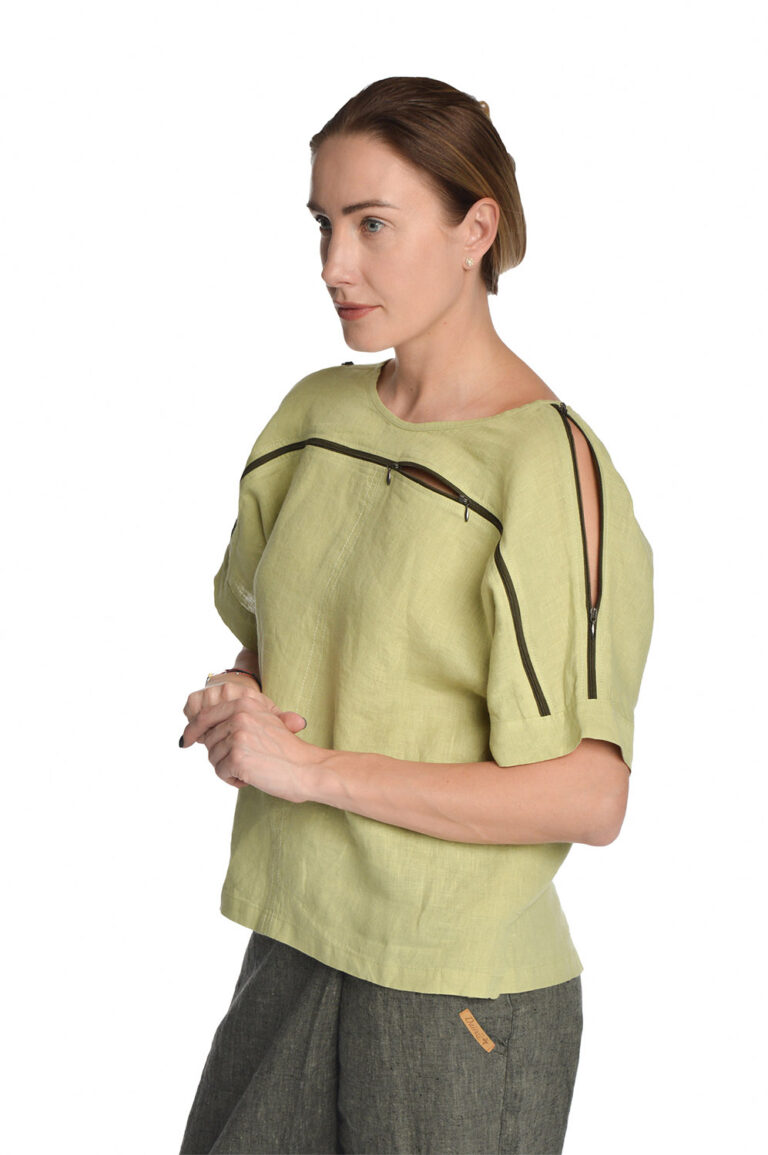 Tiesaus silueto moteriška palaidinė iš lino trumpomis rankovėmis, su užtrauktukais ant krūtinės ir pečių linijoje, žalia