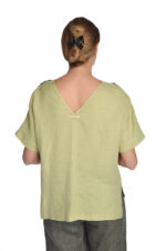 Tiesaus silueto moteriška palaidinė iš lino trumpomis rankovėmis, V formos iškirpte nugaroje, žalia