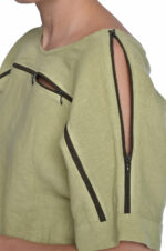 Tiesaus silueto moteriška palaidinė iš lino, kimono tipo trumpomis rankovėmis, su užtrauktukais ant krūtinės ir pečių linijoje, žalia