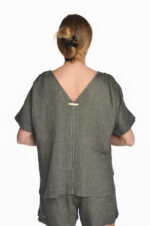 Tiesaus silueto moteriška palaidinė iš lino, kimono tipo trumpomis rankovėmis, V formos iškirpte nugaroje, chaki