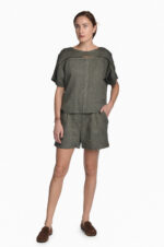 Tiesaus silueto moteriška palaidinė iš lino, kimono tipo trumpomis rankovėmis, su užtrauktukais ant krūtinės ir pečių linijoje, chaki