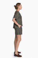 Tiesaus silueto moteriška lininė palaidinė, kimono tipo trumpomis rankovėmis, su skeltukais šonuose, chaki