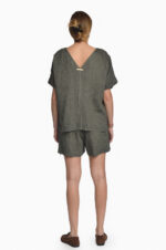 Tiesaus silueto moteriška lininė palaidinė, trumpomis rankovėmis, su V formos iškirpte nugaroje, chaki