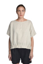 Šviesi laisva lino palaidinė kimono tipo trumpomis rankovėmis, sutraukiama apačia priekyje