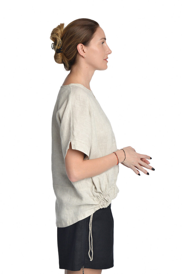 Šviesi laisva palaidinė iš lino kimono tipo trumpomis rankovėmis, sutraukiama apačia priekyje - iš šono