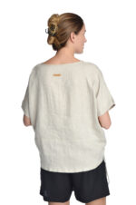 Šviesi laisva palaidinė iš lino, kimono tipo trumpomis rankovėmis, sutraukiama apačia priekyje - iš nugaros