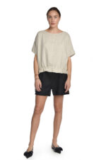 Šviesi laisva palaidinė iš lino, kimono tipo trumpomis rankovėmis, sutraukiama apačia priekyje