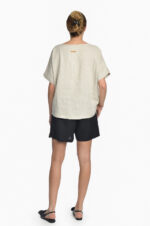 Šviesi laisva palaidinė iš lino, kimono tipo trumpomis rankovėmis, sutraukiama apačia priekyje ir laisva apačia nugaroje