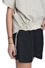 Šviesi laisva palaidinė iš lino, trumpomis rankovėmis, sutraukiama apačia priekyje