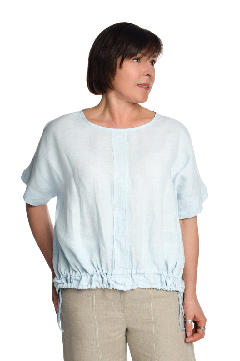 Žydra laisva palaidinė iš lino, trumpomis rankovėmis, sutraukiama apačia priekyje