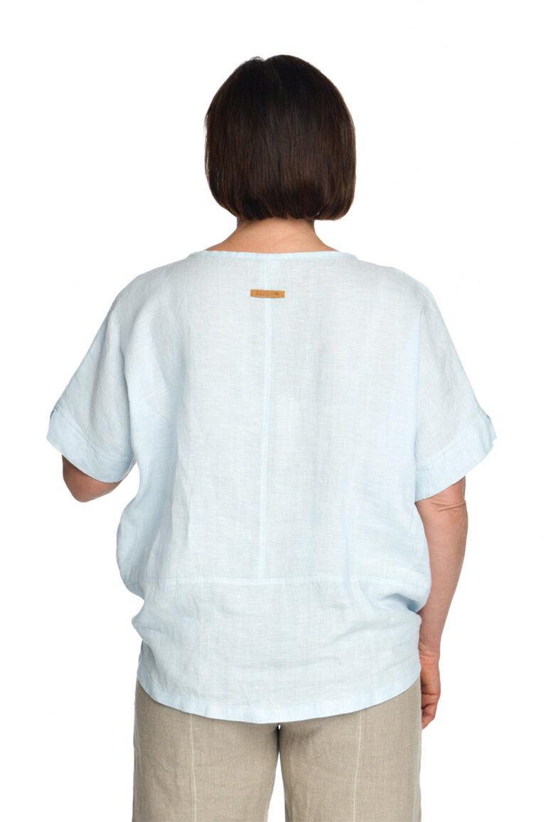 Žydra laisva palaidinė iš lino, trumpomis rankovėmis, sutraukiama apačia priekyje ir laisva nugaroje