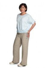 Žydra laisva palaidinė iš lino, kimono tipo trumpomis rankovėmis, sutraukiama apačia priekyje ir laisva nugaroje