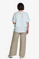 Žydra laisva lininė palaidinė, kimono tipo trumpomis rankovėmis, sutraukiama apačia priekyje ir laisva nugaroje