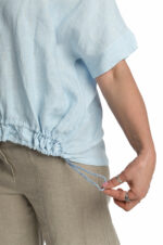 Žydra laisva lininė palaidinė, sutraukiama apačia priekyje