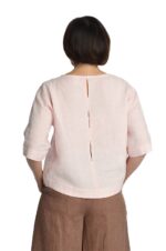 rožinė lininė palaidinė rankovėmis iki alkūnių, atsegamais skeltukais šonuose - nugaros dekoras