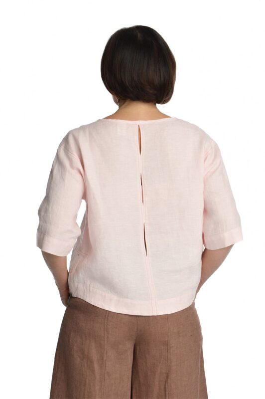 rožinė lininė palaidinė rankovėmis iki alkūnių, atsegamais skeltukais šonuose - nugaros dekoras