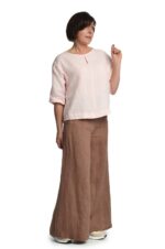 rožinė lininė palaidinė rankovėmis iki alkūnių, atsegamais skeltukais šonuose - derinys su lininėmis kelnėmis