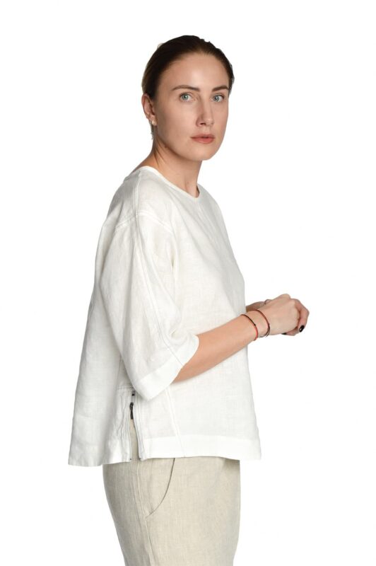 balti moteriški lininiai marškinėliai trumpomis rankovėmis, atsegamais skeltukais šonuose