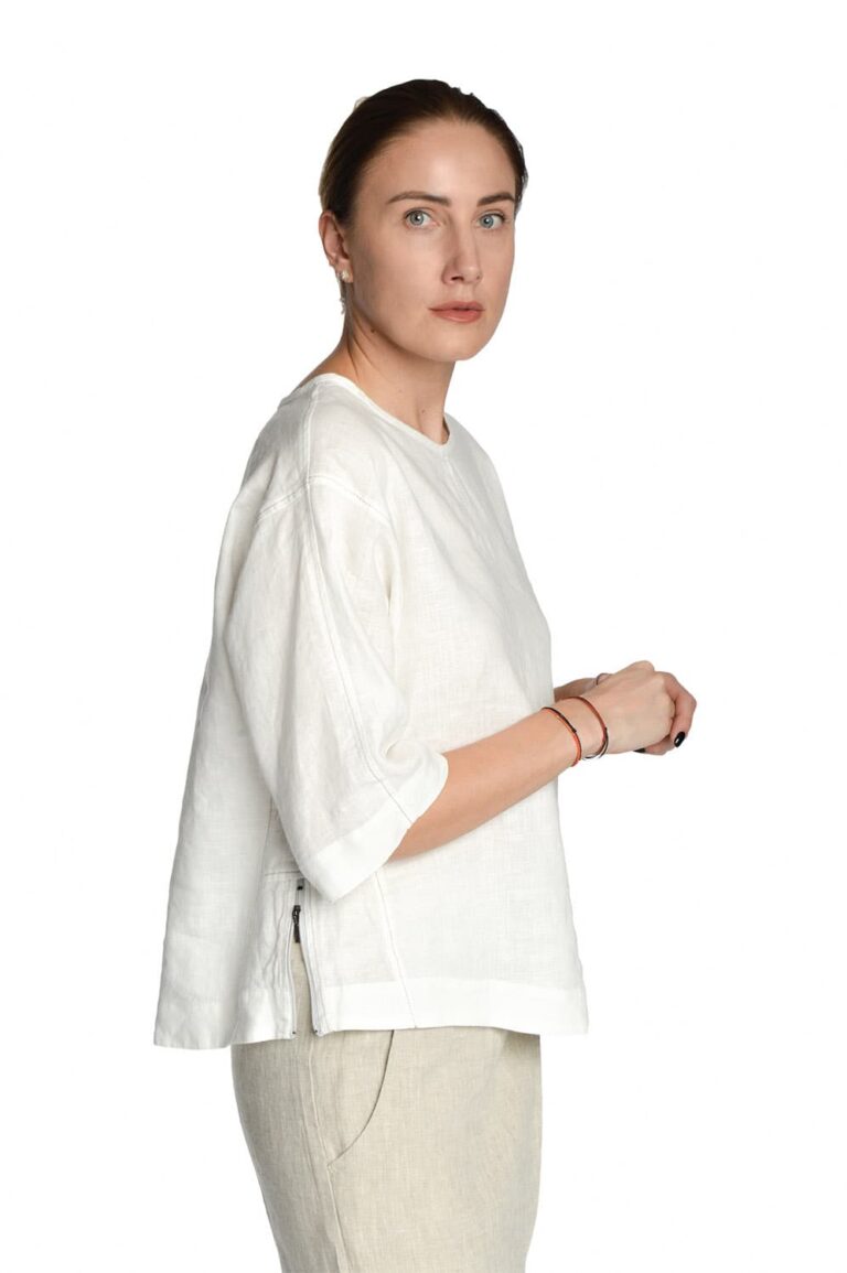 balti moteriški lininiai marškinėliai trumpomis rankovėmis, atsegamais skeltukais šonuose