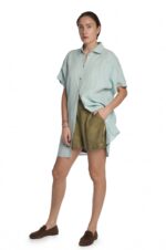 Mėtinė lininė suknelė marškiniai dėvima ant šortų