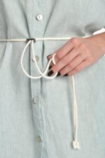 Mėtinė lininė suknelė marškiniai susagstoma priekyje, su dirželiu