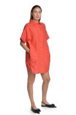 Raudona lininė suknelė marškiniai susagstoma priekyje, įleistos kišenės šonuose