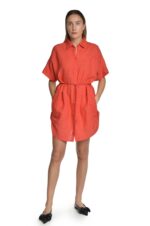 Raudona lininė suknelė marškiniai susagstoma priekyje, įleistos kišenės šonuose, sujuosta dirželiu