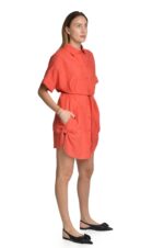 Raudona lininė suknelė marškiniai susagstoma priekyje, įleistos kišenės šonuose, sujuosta dirželiu - šonu