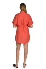 Raudona lininė suknelė marškiniai susagstoma priekyje, įleistos kišenės šonuose, sujuosta dirželiu - nugara