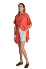 Raudona lininė suknelė marškiniai susagstoma priekyje, dėvima su šortais