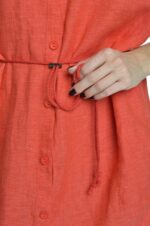 Raudona lininė suknelė marškiniai susagstoma priekyje - iš arti