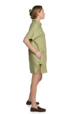 Žalia lininė suknelė marškiniai su įleistomis kišenėmis ir skeltukais šonuose