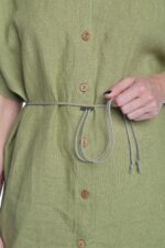 Žalia lininė suknelė marškiniai susagstomi priekyje iš arti