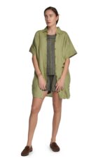 Žalia lininė suknelė marškiniai dėvima kaip viršutinis rūbas