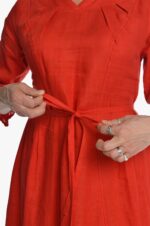 Raudona ilga lininė suknelė, pusilgėmis rankovėmis, su dirželiu
