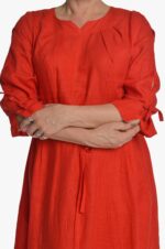 Raudona ilga lininė suknelė, pusilgėmis surišamos rankovėmis