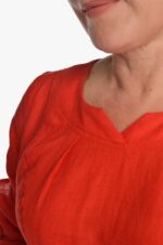 Raudona ilga lininė suknelė - kaklo dekoras