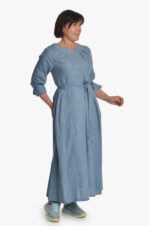 Mėlyna ilga lininė suknelė sujuosiama dirželiu