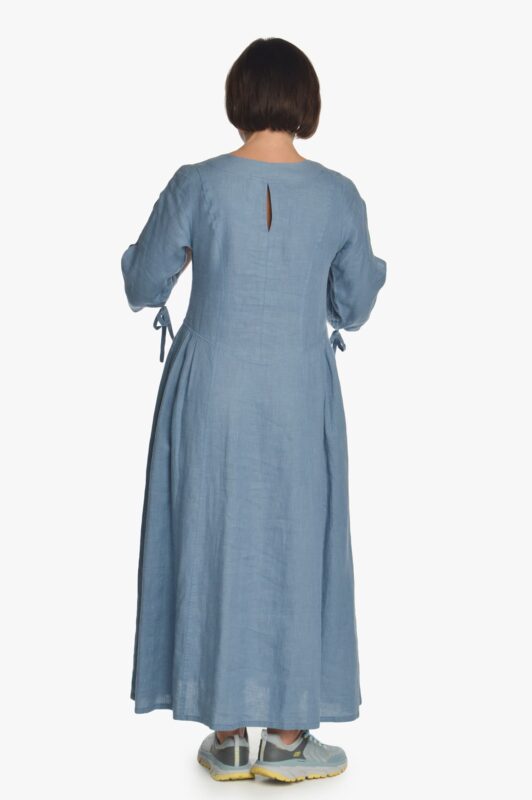 Mėlyna ilga lininė suknelė klostuota ties klubais - nugara
