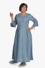 Mėlyna ilga lininė suknelė klostuota ties klubais - priekis