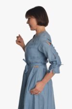 Mėlyna ilga lininė suknelė klostuota ties klubais - surišamos pusilgės rankovės