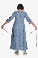 Mėlyna ilga lininė suknelė klostuota ties klubais - surišamos pusilgės rankovės - nugara