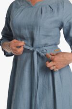 Mėlyna ilga lininė suknelė klostuota ties klubais - sujuosiama dirželiu