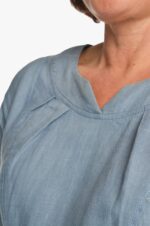 Mėlyna ilga lininė suknelė klostuota ties klubais - kaklo apdaila