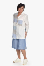 balti moteriški ilgi lininiai marškiniai ilgomis rankovėmis mėlynais, pilkais dryžiais