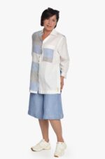 Laisvi moteriški lininiai šortai iki kelių, platėjantys į apačią puikiai dera su lininiais marškiniais, žydri