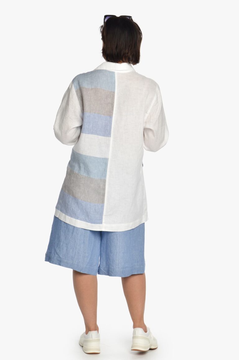 Žydri moteriški lininiai šortai iki kelių, platėjantys į apačią puikiai dera su lininiais marškiniais