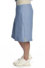 Žydri moteriški lininiai šortai iki kelių, platėjantys į apačią elastingu juosmeniu ir dekoratyviomis kišenėmis priekyje